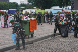 Aksi Bersih-bersih Sampah di Monas Setelah Pam May Day