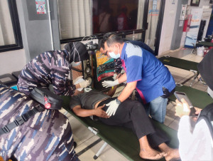 Lanal Banjarmasin Evakuasi 22 Korban KM Virgo Transport 8 di Muara Tabanio