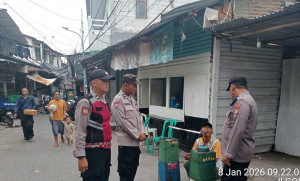 Polsek Pademangan Gelar Patroli Jalan Kaki, Dukung Program Jaga Lingkungan