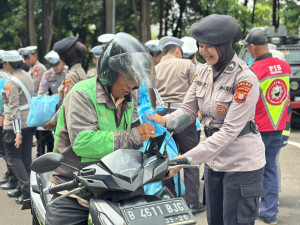 Jumat Peduli Polda Metro Jaya Bagikan Paket Sembako Untuk Ojol dan PHL