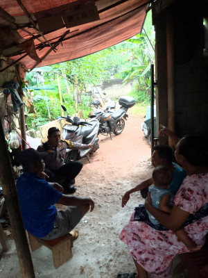 Door to Door Bhabinkamtibmas Jatiraden Ajak Warga Aktifkan Siskamling dan Sosialisasi Bahaya Judi Online dan Antisipasi Kebakaran