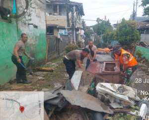 Polsek Jatiuwung Bersama TNI, Pemerintahan dan Warga Gelar Kerja Bakti Cegah Banjir di Periuk Damai