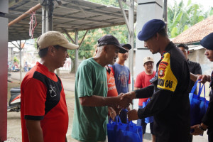 Brimob Polda Metro Jaya Gelar Bakti Sosial Jumat Berkah dengan Sesama di Tangerang Selatan