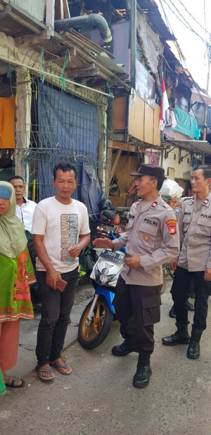 Patroli Jalan Kaki Polsek Pademangan Dukung Program Jaga Lingkungan di Jalan Budi Mulia