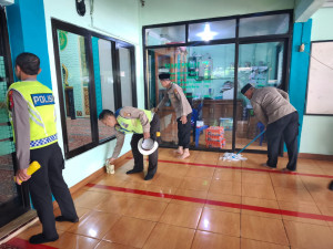 Bakti Religi “Bang Jasri”, Kapolsek Bekasi Barat Pimpin Bersih-Bersih di Masjid Asy Syuhada Kranji