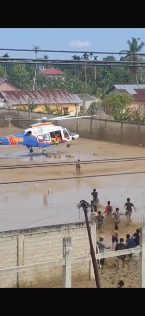 Meski Dengan Resiko Pendaratan, Helikopter Paludara Baharkam Polri Berhasil Dropping Logistik Bantuan ke Aceh Tamiang