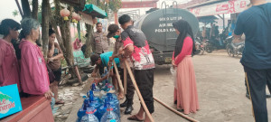 Hadir di Tengah Krisis: Polda Kalbar Gelar Bakti Kesehatan dan Salurkan Air Bersih Bagi Warga