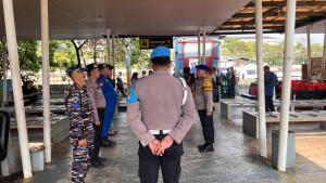 Polres Kepulauan Seribu Bersama TNI Amankan Keberangkatan Wisatawan di Marina Ancol