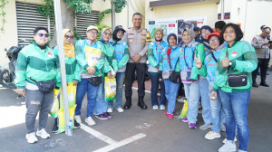 Wakapolres Metro Jakut Gelar Jumat Peduli, Bagikan Beras dan Layanan Kesehatan untuk Ojol