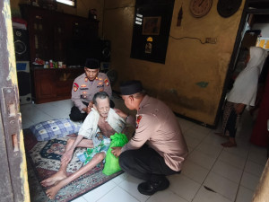 Jaga Jakarta On The Spot Kapolsek Bekasi Barat Tunjukkan Kepedulian, Kunjungi Warga Sakit dan Lansia di Jakasampurna