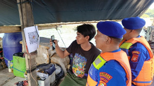 Satpolairud Polres Kepulauan Seribu Kenalkan Layanan Laporan Kejadian Berbasis Barcode untuk Nelayan