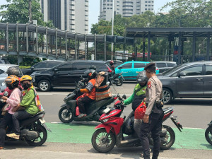 Dit Samapta Polda Metro Jaya Bagikan Makan Siang untuk Masyarakat di Depan Pintu Jagatama