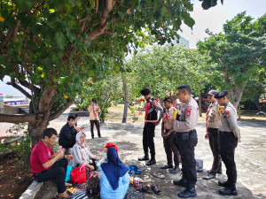 Polsek Pademangan Gelar Patroli Jalan Kaki di Kawasan Wisata Ancol, Antisipasi Gangguan Kamtibmas