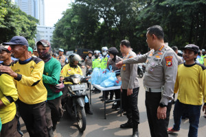 Jumat Peduli, Polda Metro Jaya Bagikan 350 Paket Sembako ke Ojol