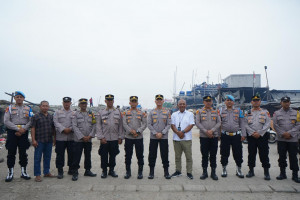 Wakapolres Metro Jakut Bagikan 250 Paket Makanan Gratis di Kampung Kerang Hijau