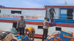 Jakarta On The Spot Minggu Pagi, Polisi Humanis Bantu Penumpang Turun Kapal dan Sosialisasikan Layanan Polisi 110