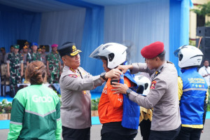 Polri Perkuat Kemitraan dengan Ojek Online: Polda Lampung Gelar Bakti Sosial dan Kesehatan