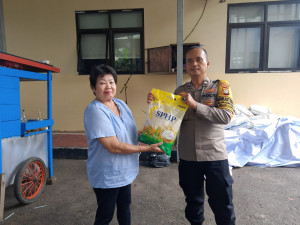 Polsek Kelapa Gading Gelar Gerakan Pangan Murah Salurkan Beras SPHP ke Warga