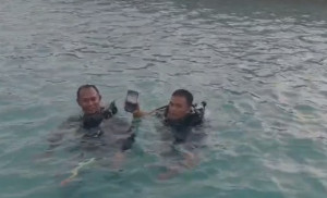 Aksi Sigap Polisi Selamatkan HP Wisatawan yang Jatuh ke Laut di Dermaga Pulau Pari