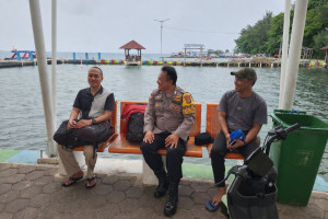 Bhabinkamtibmas Pulau Pramuka Ajak Warga Jaga Kamtibmas dan Sosialisasikan Layanan 110