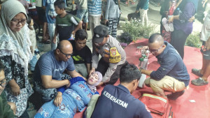 Bhabinkamtibmas Pulau Sabira Sigap Bantu Ibu yang Pingsan di Festival Parekraf Pulau Harapan