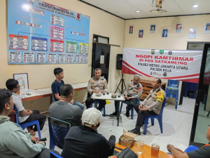 Kapolsek Koja Ajak Warga Aktif Jaga Keamanan Lewat Ngopi Kamtibmas di Kampung Beting