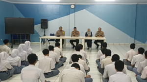Polisi Masuk Sekolah: Kapolsek Bekasi Barat Edukasi Siswa Bahaya Tawuran dan Narkoba