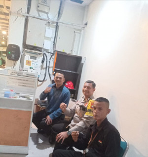 Sambangi Pos Satpam Family Urban, Bhabinkamtibmas Mustikasari Perkuat Pengamanan Lingkungan