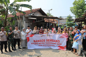 Kapolres Metro Tangerang Kota Bagika Paket Sembako di Kawasan Padat Penduduk Karawaci