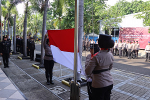 Polres Kepulauan Seribu Gelar Upacara Hari Ibu, Kapolres Pimpin Langsung dan Beri Penghormatan untuk Polwan