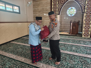 Kapolsek Bekasi Barat Tebar Kepedulian, Anak Yatim di Masjid Al-Huda