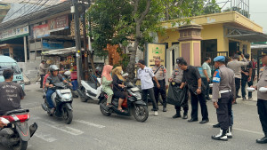 Polsek Koja Tebar Kepedulian, Bagikan 50 Nasi Bungkus kepada Warga Lewat Jumat Peduli
