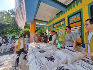 1.500 Warga Kapuk Muara Terima Bantuan Sembako dari Yayasan Buddha Tzu Chi, Polisi Kawal Pendistribusian