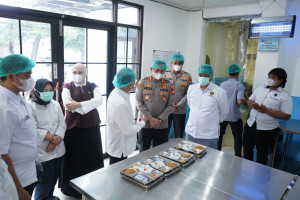 Kapolres Metro Jakarta Utara Sambut Kunjungan Menko Pangan Zulkifli Hasan di SPPG Pegangsaan Dua