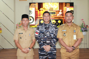 Komandan Lanal Ranai Terima Penyerahan Surat Alas Hak Tanah di Pulau Midai