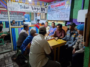 Malam Penuh Kepedulian Polsek Kepulauan Seribu Selatan Gelar Pembinaan Pos Kamling Demi Keamanan Pulau