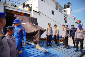 Kapal MV Egon Tiba di Pelabuhan Krueng Geukueh Kapolres Lhokseumawe Terima Bantuan Polri