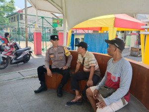 Bhabinkamtibmas Pulau Kelapa Sambangi Warga, Sosialisasikan Layanan Polri 110 dan Perkuat Kamtibmas