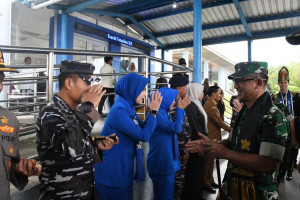 Danlanal Sabang Bersama Ketua Cabang 3 Daerah Kodaeral l Gabungan Jalasenastri Koarmada RI Menyambut Kedatangan Pangdam Iskandar Muda