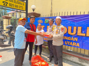 Polsek Metro Penjaringan Gelar Jumat Peduli Bagikan Makanan Siap Saji untuk warga