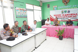 Ngopi Kamtibmas Kapolres Metro Jakarta Utara Tinjau Posko Satkamling di Tanjung Priok