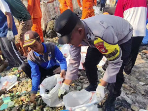 Bhabinkamtibmas Pulau Lancang Bersama Warga Gelar Kerja Bakti dan Psn Serentak di Pulau Pari