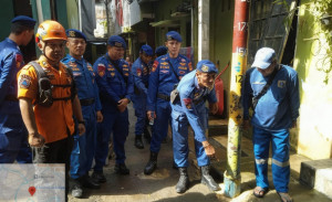 Ditpolairud Polda Metro Jaya Bersama Satgas Bang Jasri Bersihkan Permukiman Terdampak Banjir di Kebon Pala