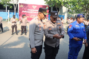 Cegah Hedonisme dan Judi Online Wakapolres Kepulauan Seribu Pimpin Pemeriksaan Handphone Anggota