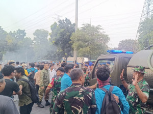 Kesigapan Denmadam Jaya Kerahkan Mobil Water Tank Padamkan Api Saat Aksi Demo di Depan UKI