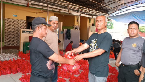 Polsek Koja Salurkan Ratusan Bungkus Daging Kurban untuk Warga