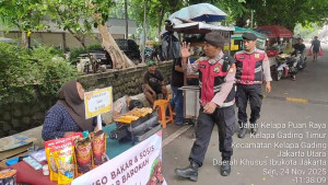 Patroli Jalan Kaki Polsek Kelapa Gading Ajak Warga Tingkatkan Kewaspadaan Lingkungan