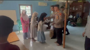 Kapolsek Bekasi Barat Santuni Anak Yatim di Kota Baru, Bagikan Perlengkapan Sekolah Sambut 10 Muharram 1448 H