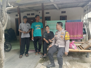 Bhabinkamtibmas Pulau Pari Aktif Sambangi Warga, Sosialisasikan Layanan Polri 110 dan Cegah Paham Radikal
