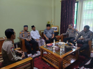 Kapolsek Bekasi Barat Silaturahmi dengan Ketua MUI, Perkuat Kamtibmas Jelang Ramadan